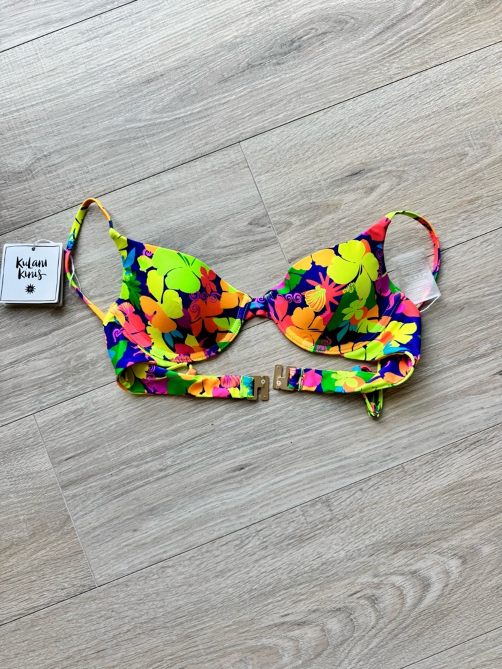 Kulani Kinis top
